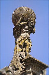 Atlas,_pazo_de_Bendaña,_praza_do_Toural,_Santiago_de_Compostela.jpg