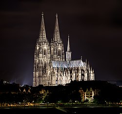 Kölner_Dom_nachts_2013.jpg